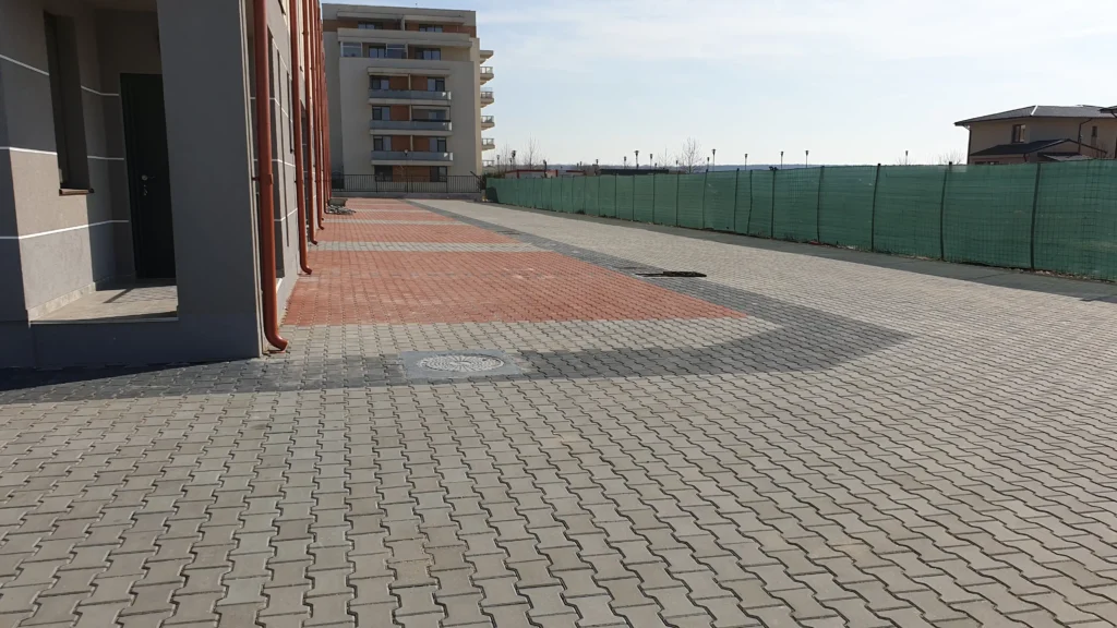 Lucrare cu pavaje la ansamblul de blocuri din pipera