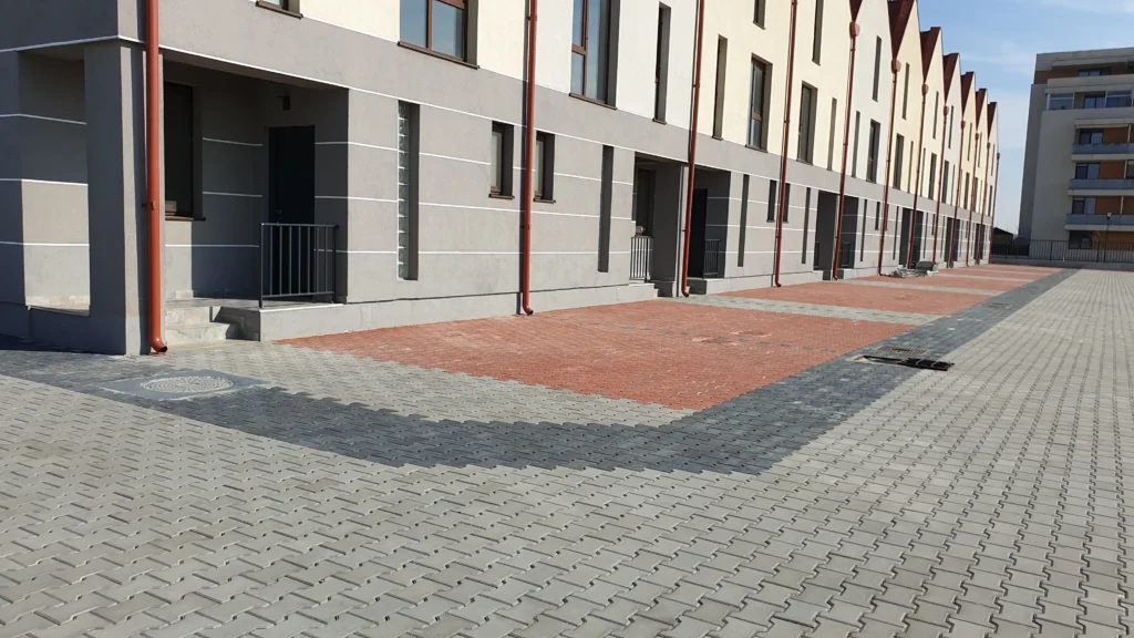 Pavaje la curtea unui ansamblu de locuinte
