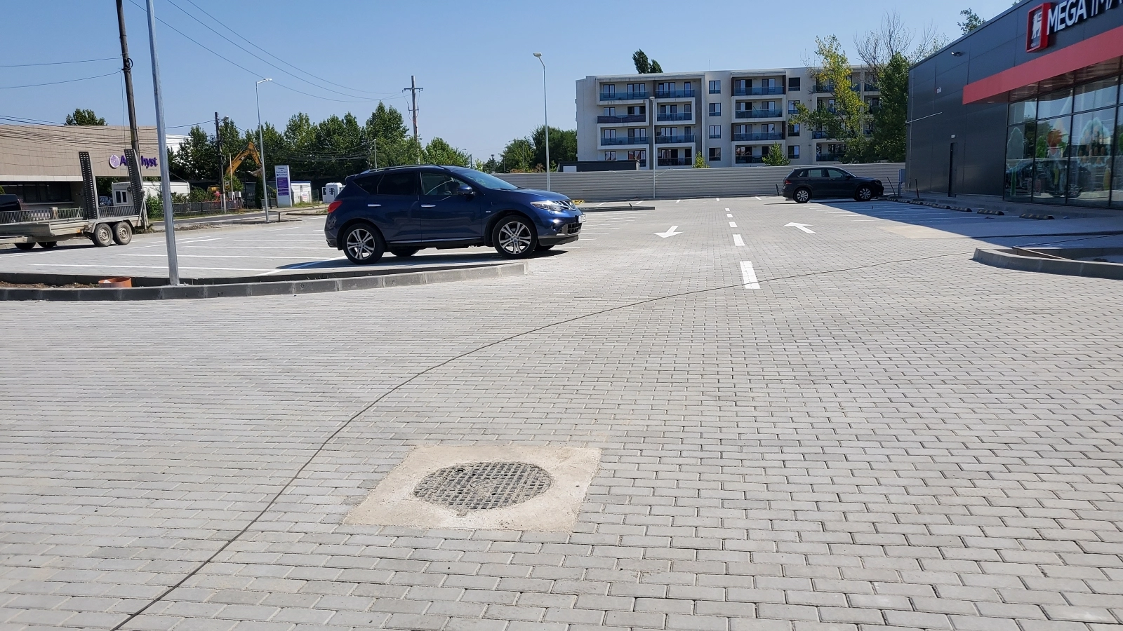 parcare cu pavaj si o masina
