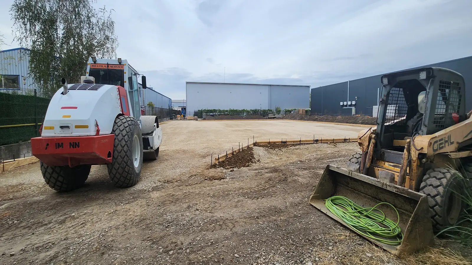 compactare cu cilindru compactor si miniincarcator