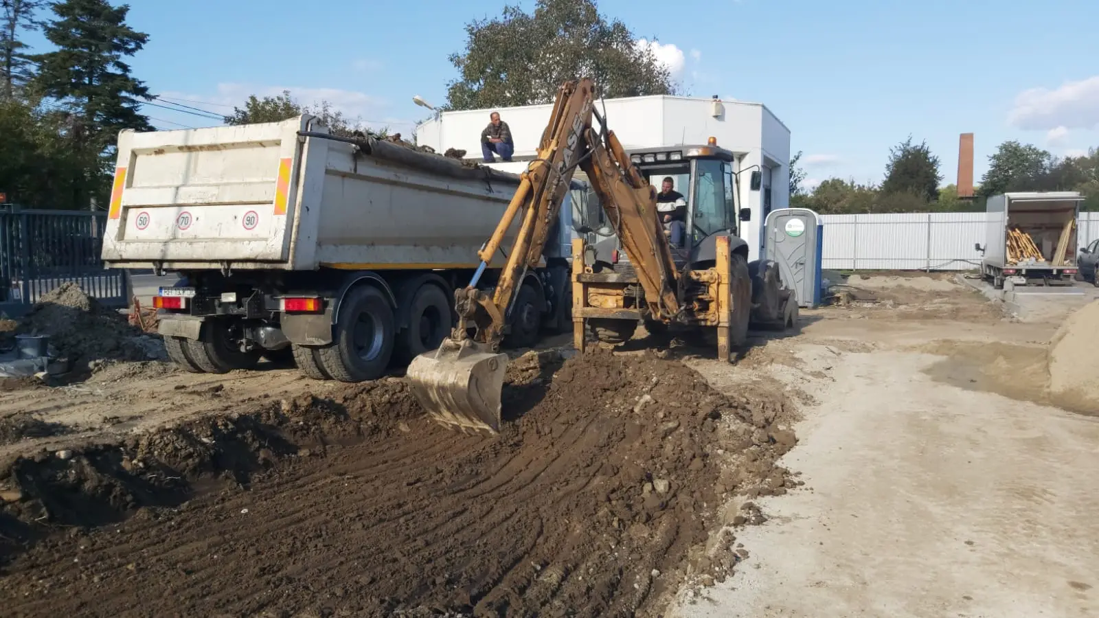 Lucrari de sapatura cu buldoexcavator si basculanta
