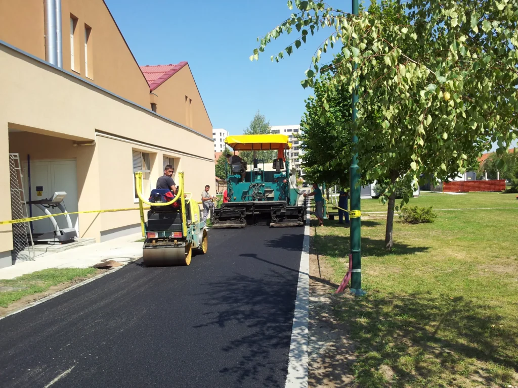 Turnare asfalt cu cilindru compactor si finisor de asfalt