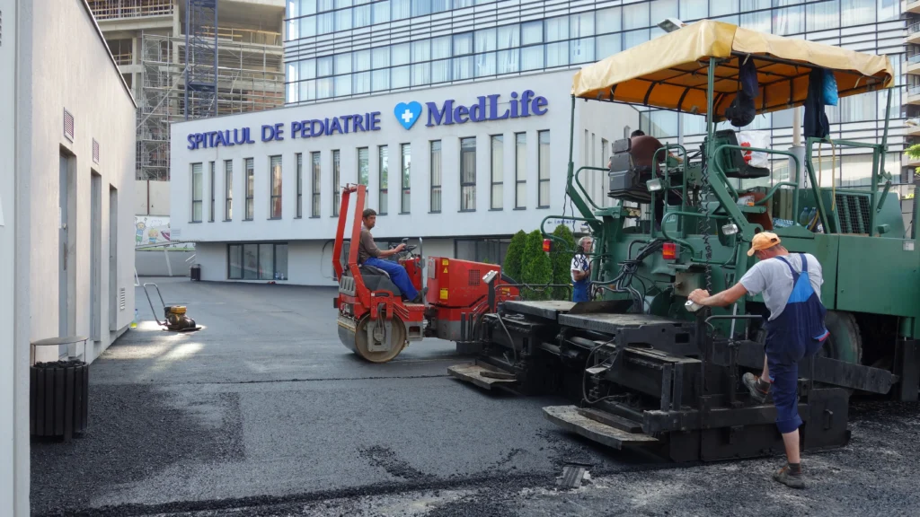 Asfaltare incnita spital pediatrie medlife cu finisor si cilindru compactor