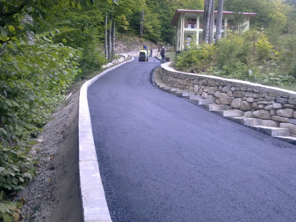 Turnare asfalt pensiune cu cilindru compactor