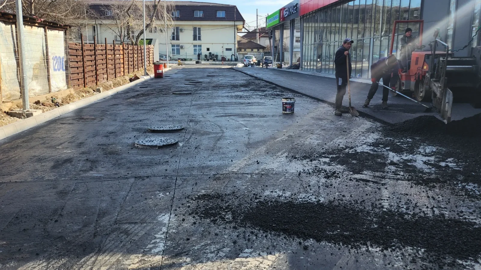 Amorsare si montare geogril la parcare supermarket cu finisor